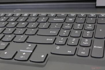As teclas de seta são maiores do que na maioria dos outros laptops de jogos. O teclado numérico, no entanto, ainda é mais apertado e estreito do que as teclas QWERTY principais
