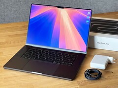 O MacBook Pro com tela OLED pode chegar ao mercado já no final do próximo ano. (Fonte da imagem: Notebookcheck)