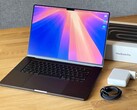 O MacBook Pro com tela OLED pode chegar ao mercado já no final do próximo ano. (Fonte da imagem: Notebookcheck)