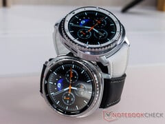O Galaxy Watch 8 Classic apresenta um botão Quick na lateral. Na foto: as duas cores do smartwatch. (Fonte da imagem: Notebookcheck)