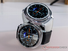 O Galaxy Watch 8 Classic apresenta um botão Quick na lateral. Na foto: as duas cores do smartwatch. (Fonte da imagem: Notebookcheck)