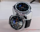 O Galaxy Watch 8 Classic apresenta um botão Quick na lateral. Na foto: as duas cores do smartwatch. (Fonte da imagem: Notebookcheck)