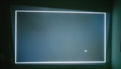 O keystoning automático corta a área de projeção ativa para manter uma imagem quadrada. Um leve sangramento de luz permanece visível na área não utilizada (canto superior esquerdo). (Fonte da imagem: Notebookcheck)