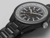 O Huckberry x Timex 1979 Black Max, retratado com uma pulseira preta de aço inoxidável contra um fundo branco. (Fonte da imagem: Timex)
