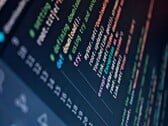 Close-up de uma tela mostrando o código-fonte em Python destacado em cores