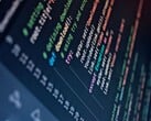 Close-up de uma tela mostrando o código-fonte em Python destacado em cores