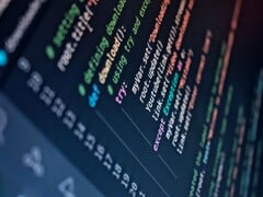 Close-up de uma tela mostrando o código-fonte em Python destacado em cores