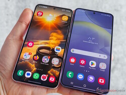 O Galaxy S24 (à direita) é parecido com seu antecessor.