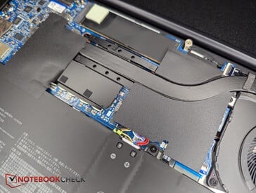 Versão AMD: Muitas tampas de plástico preto, SSD posicionado na parte superior, próximo à borda da tela.