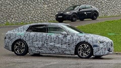O Mercedes Classe C EQ: Fotos de espionagem do novo sedã elétrico - Avanço em design e alcance. (Fonte da imagem: Andrei Nedelea)A promessa de atualização é significativamente limitada.