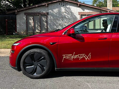 O logotipo da plataforma Tesla Robotaxi em um Model Y. (Fonte da imagem: TslaChan/X)
