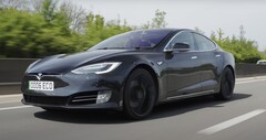 O Tesla Model S P90D com mais de 430 mil milhas em sua bateria original ainda funciona perfeitamente bem, exceto por algum desgaste interno. (Fonte: AutoTrader via YouTube)