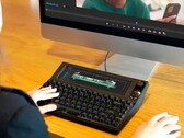 O Vision Board combina uma tela LCD sensível ao toque com um teclado mecânico e um botão de volume. (Fonte: Valmond on Makuake)