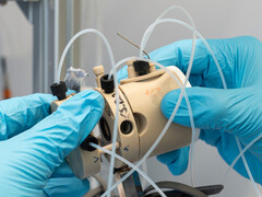 Muitas mangueiras e ainda mais cabos para experimentos automatizados. (Fonte da imagem: Empa)