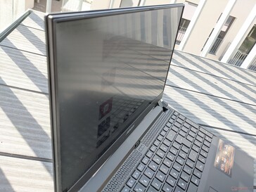 Aorus 15P YD ao ar livre (luz solar direta atrás do laptop)