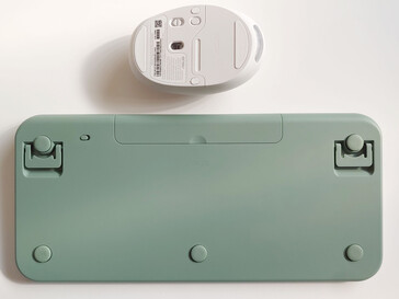 Botões de energia na parte inferior (Fonte da imagem: Notebookcheck)