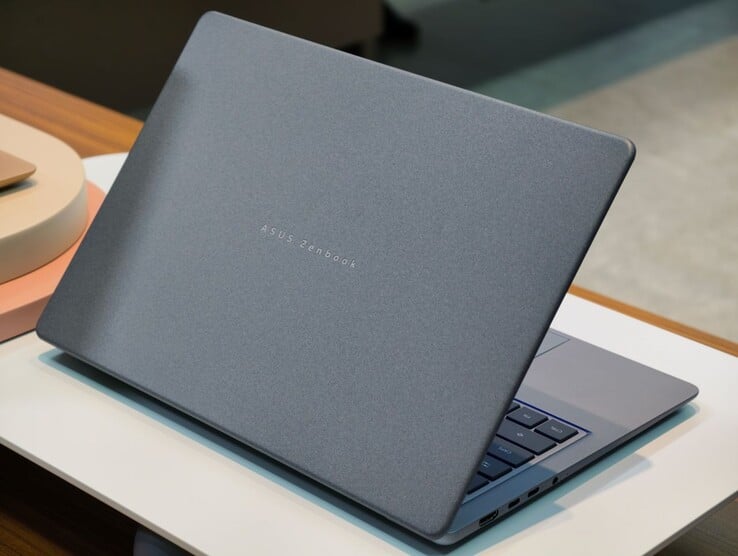 As capas de Ceralumínio dos notebooks Zenbook 14 2026 têm uma textura exclusiva que é à prova de manchas e arranhões.