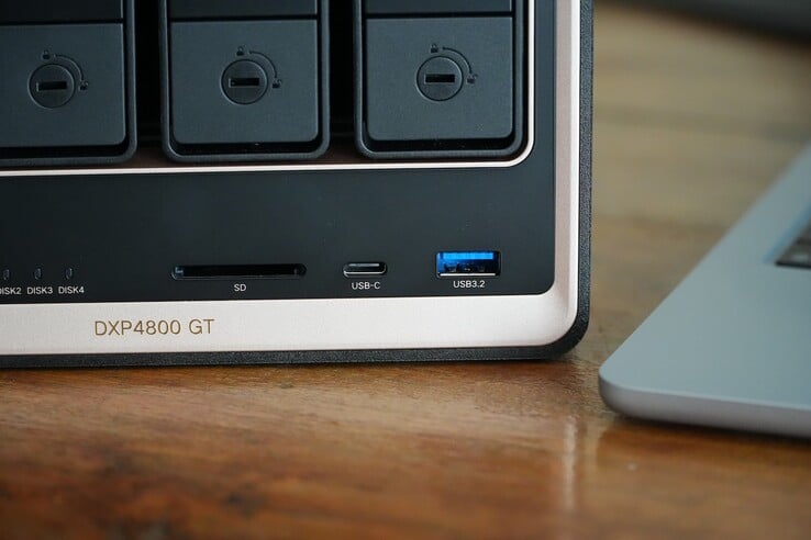 O Ugreen NASync DXP4800 GT possui um chassi nas cores preto e dourado