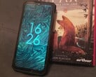 O Fire 7 Pro ao lado de um livro. (Fonte da imagem: Sergey Tarasov - Notebookcheck)