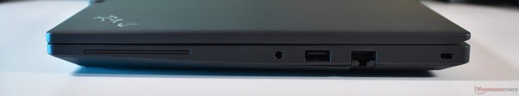 direita: áudio de 3,5 mm, USB-A 3.2 Gen 1, RJ45-Ethernet, trava Kensington