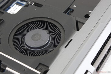 A solução de resfriamento consiste em ventiladores duplos de 50 a 55 mm e um refrigerador de câmara de vapor