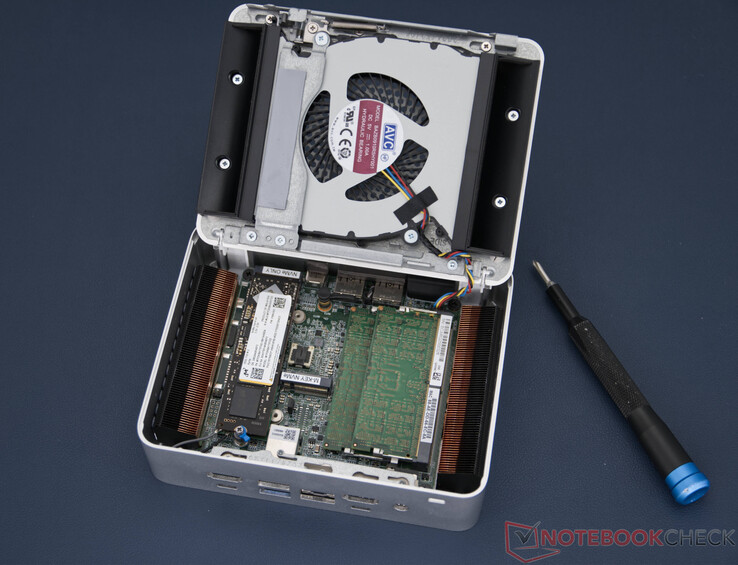 Asus NUC 15 Pro+ com a parte inferior aberta