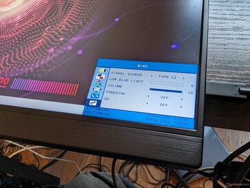 OSD mostrando configurações secundárias para FreeSync e baixa luz azul