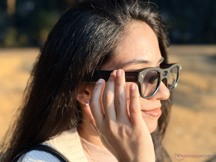 As hastes dos óculos podem registrar gestos de deslizar e tocar