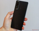 O Xperia 1 V manterá a relação de aspecto 21:9 do Xperia 1 IV, fotografado. (Fonte da imagem: NotebookCheck)