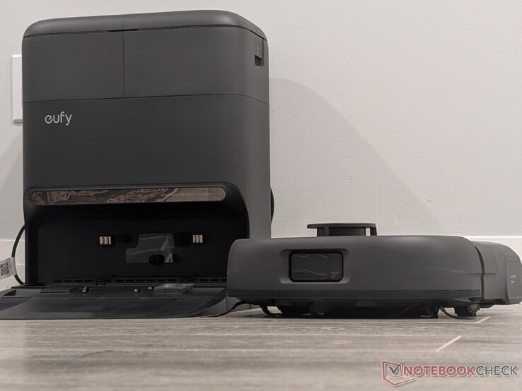 aspirador robô eufy Omni C28 e estação base.