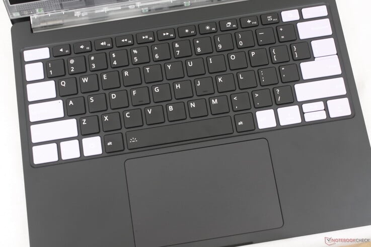 Teclas confortáveis com curso de 1,5 mm e um clickpad espaçoso (12,37 x 7,67 cm)