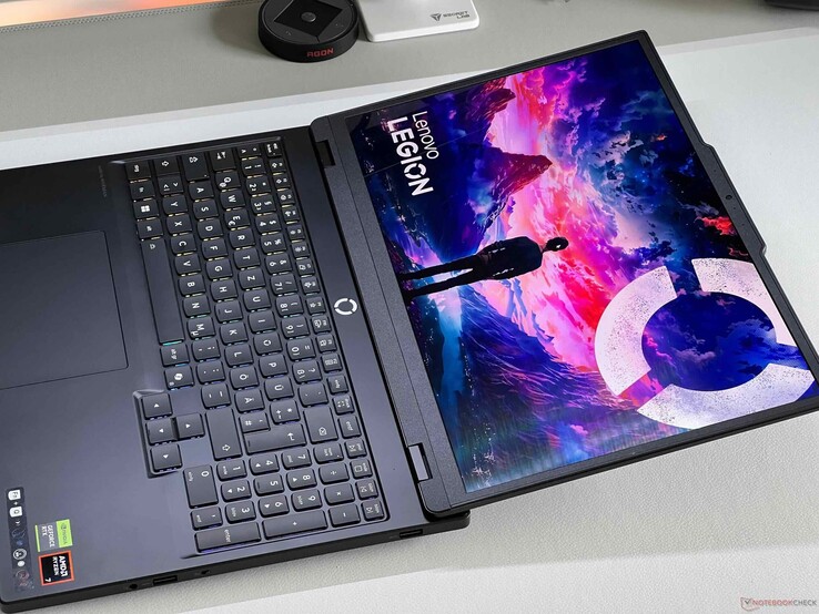 O laptop para jogos também possui uma dobradiça de 180 graus, o que é bastante útil.