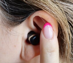 Os fones de ouvido do Huawei Watch Buds podem ser controlados com gestos no fone de ouvido.