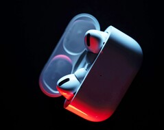 Espera-se que os AirPods Pro 3 apresentem um estojo de carregamento menor sem um botão de emparelhamento. (Fonte da imagem: Patrick Zahn)