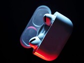 Espera-se que os AirPods Pro 3 apresentem um estojo de carregamento menor sem um botão de emparelhamento. (Fonte da imagem: Patrick Zahn)