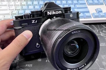 A parte frontal da Zf parece ser bastante desprovida de controles, além do hardware de liberação da lente. (Fonte da imagem: Nikon Rumors)