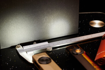 O holofote do Arkpro Ultra em comparação com o feixe geral do Arkfeld Pro. (Fonte da imagem: Andreas Sebayang/Notebookcheck.com)