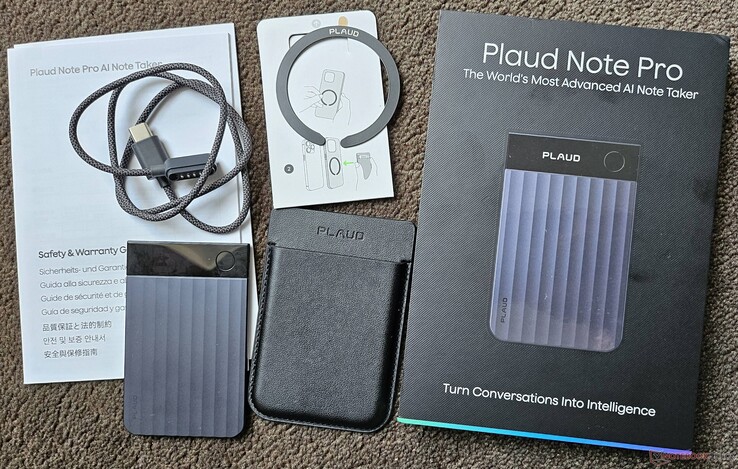 A embalagem compacta inclui um cabo de carregamento, um guia de início rápido, um estojo magnético, um anel magnético e o dispositivo.