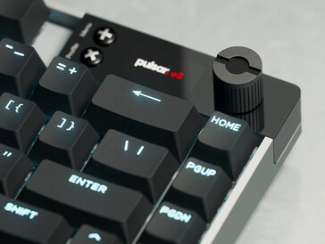 O Pulsar eS HE 70 tem um LCD embutido e um botão de controle. (Fonte da imagem: Pulsar)