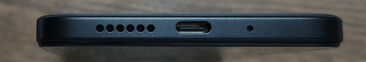 Parte inferior: Alto-falante, porta USB-C, microfone