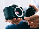 A Sony ZV-E10 II supostamente terá uma empunhadura muito maior do que a de sua antecessora, mostrada na foto. (Fonte da imagem: Sony)