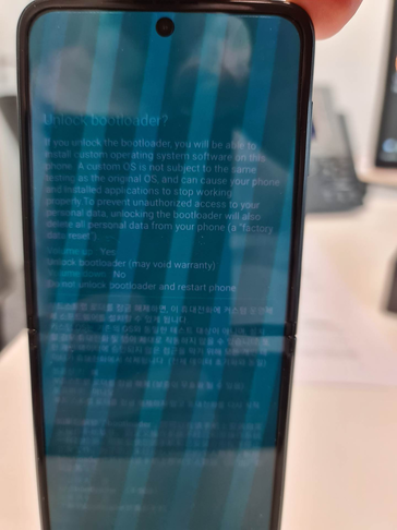 O Galaxy Z Flip 3 não exibe os mesmos avisos que seu irmão maior. (Fonte da imagem: 白い熊)