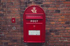 O preço da mudança digital: Os funcionários da PostNord perdem seus empregos. Na foto: Caixa de correio vermelha na Dinamarca (Fonte da imagem: Wikimedia Commons)
