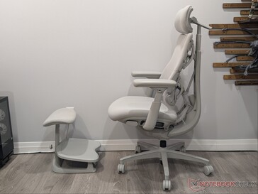 Cadeira Omni e apoio para os pés StepSync.