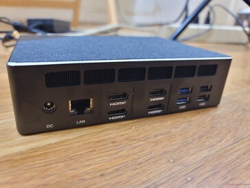 Esquerda: adaptador AC, Gigabit RJ-45, 4x HDMI 2.1, 2x USB-A 3.0, 2x USB-A 2.0