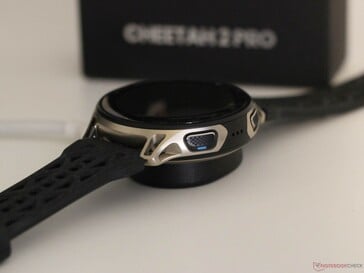 O smartwatch se encaixa magneticamente na base de recarga