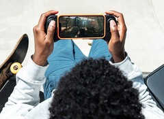 O mais recente controle de jogo para iPhone da Corsair tem controles de polegar antiderrapantes. (Imagem: Corsair)