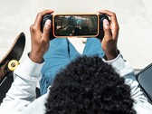 O mais recente controle de jogo para iPhone da Corsair tem controles de polegar antiderrapantes. (Imagem: Corsair)