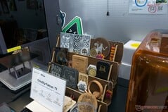 As cortadoras a laser da própria empresa também estão em exposição