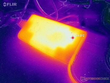 O adaptador CA atinge mais de 44 °C ao operar cargas exigentes